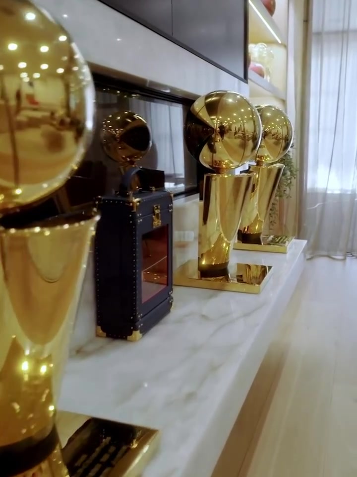 模范夫妻！詹姆斯转发在家中与妻子录制节目时花絮合照
