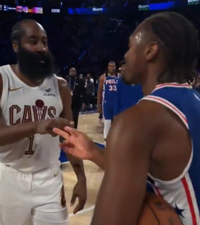 把一切留在球场！马克西与前队友哈登赛后互相拥抱致敬！