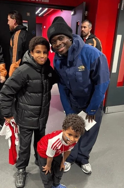温暖助力！阿森纳全队为患癌小球迷伸出援手并发起筹款